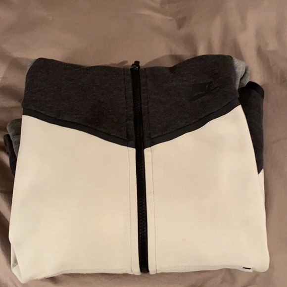 Nike women’s small zippered tech fleece - Picture 2 of 2